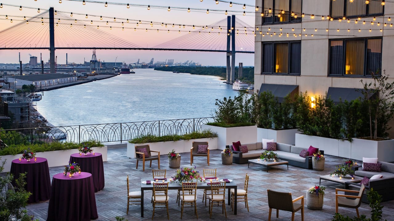 Hyatt Regency Savannah outside dinning 